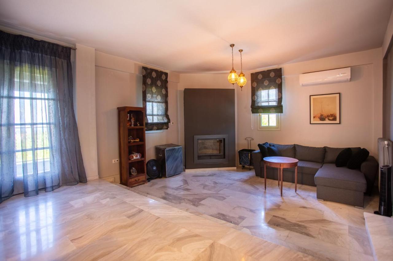 Τraditional Fully Detached Villa On A Luxurious Hillock Of Thessaloniki With Its Own Garden Also For Family & Wedding Gatherings For 10 To 25 People Only 15 Minutes From Airport Luaran gambar